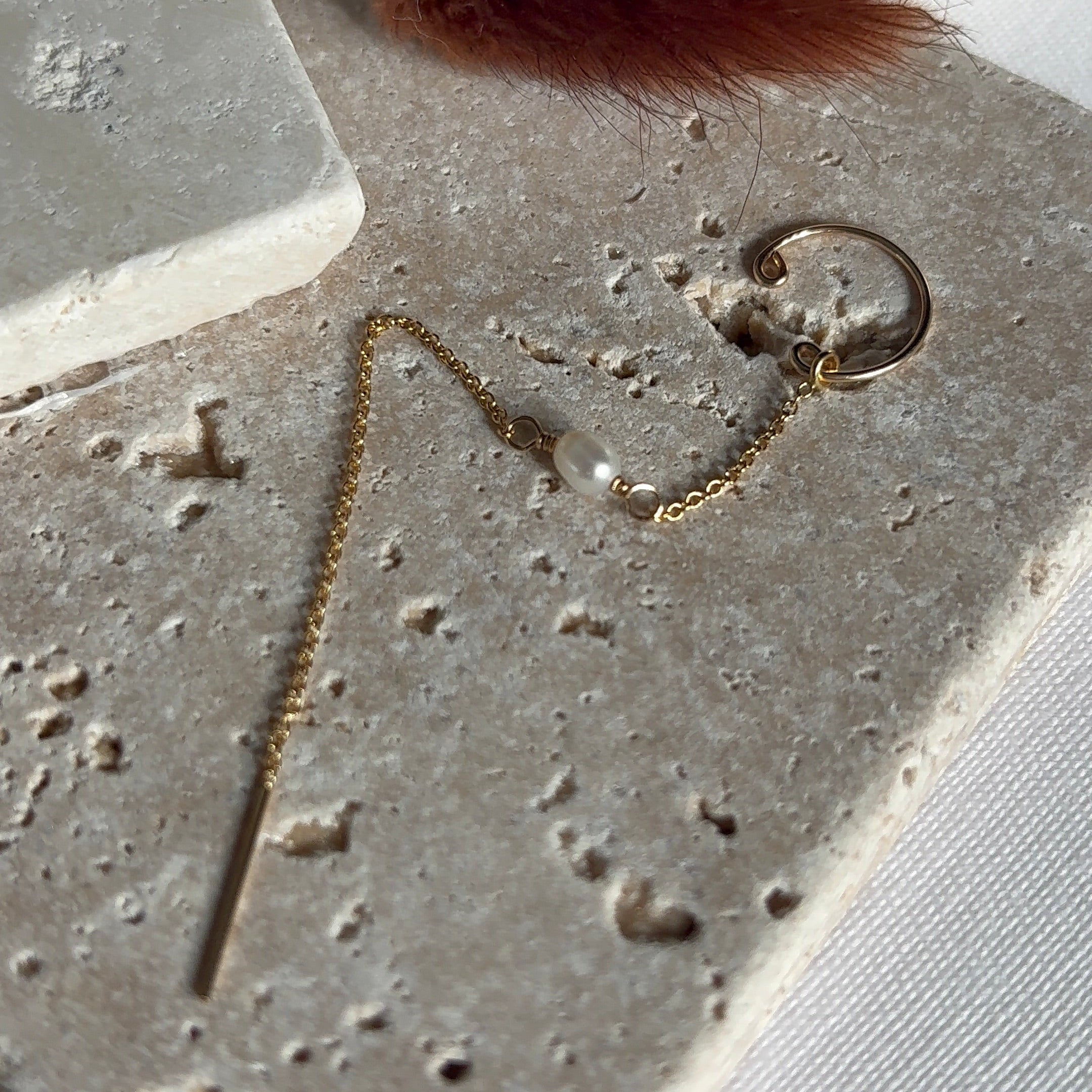 MARGOT - Earcuff chaine en Perles d'eau douce