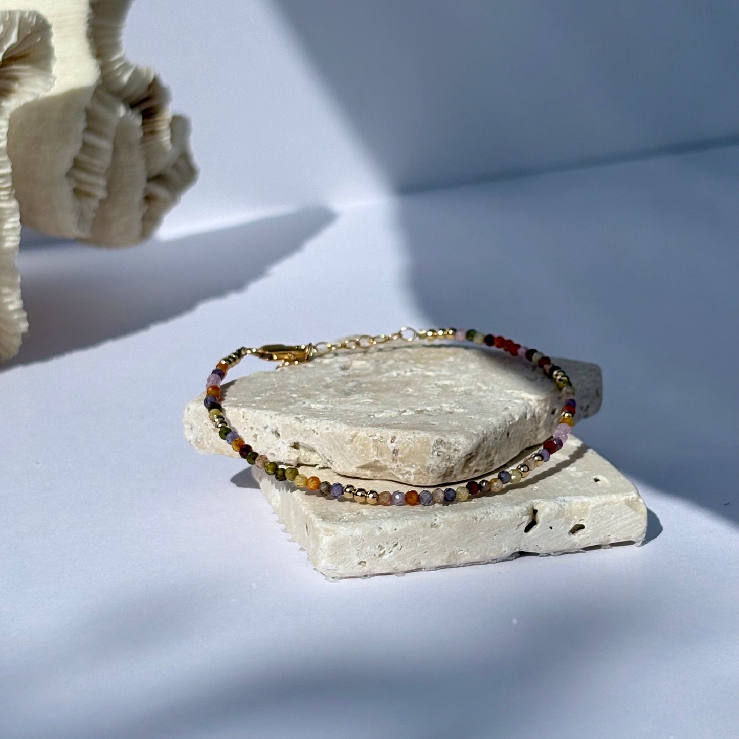 Bracelet fin - bijou en zircon multicolore et en gold filled - bijou fait main à Valenciennes 