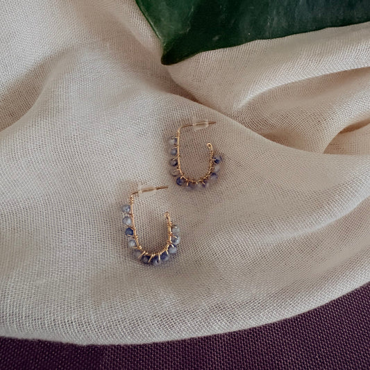 Boucles d'oreilles J en Sodalite