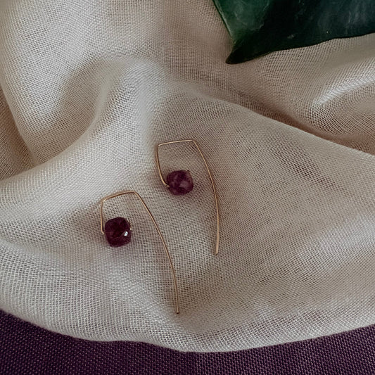 Boucles d'oreilles pendantes cubes en Grenat