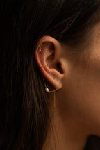 MARGOT - Earcuff chaine en Perles d'eau douce