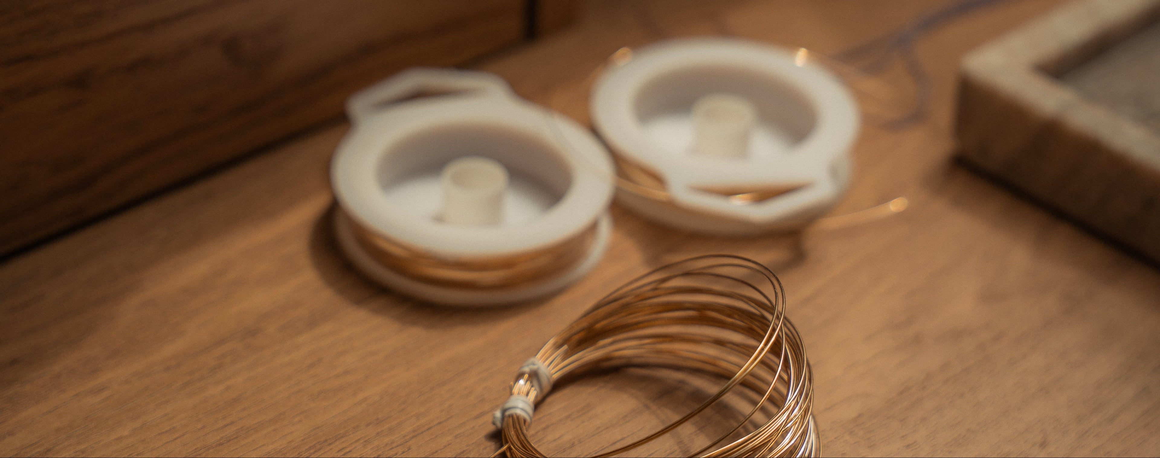 BIJOUX REALISÉS VIA DES FILS EN OR LAMINÉ